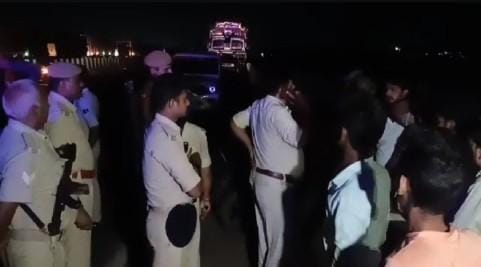 सिक्सलेन पुल से सोन नदी में कूदा ट्रक ड्राइवर, देर रात अवैध बालू खनन के खिलाफ चल रही थी चोकिंग।