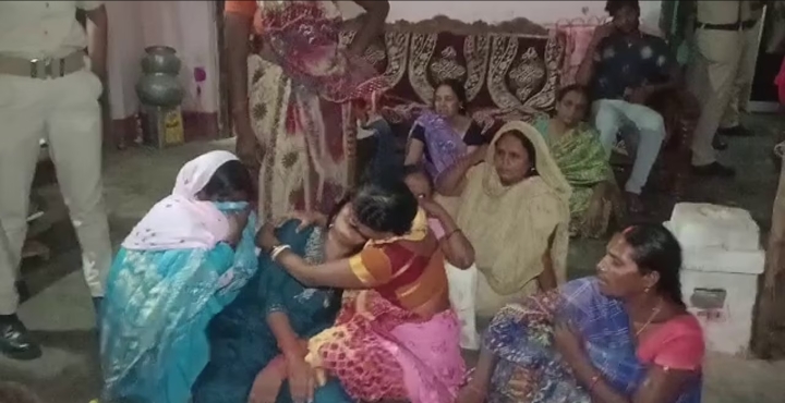 लूटपाट के दौरान दादी-पोते की हत्या।