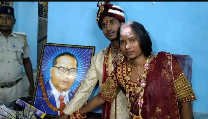 न बैंड बाजा, ना बाराती, अंबेडकर की तस्वीर के सामने दारोगा ने थाने में रचाई प्रेमिका संग शादी।