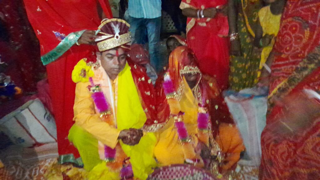 मंदिर में फेरे ले रहा था अधेड़ उम्र का व्यक्ति तभी पहुंच गई पुलिस, जानिए पूरा मामला।