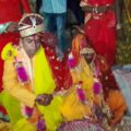 मंदिर में फेरे ले रहा था अधेड़ उम्र का व्यक्ति तभी पहुंच गई पुलिस, जानिए पूरा मामला।