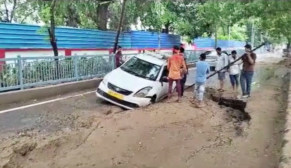 बिहार में झमाझम बारिश, पटना के वीआईपी इलाके में धंसी सड़क।