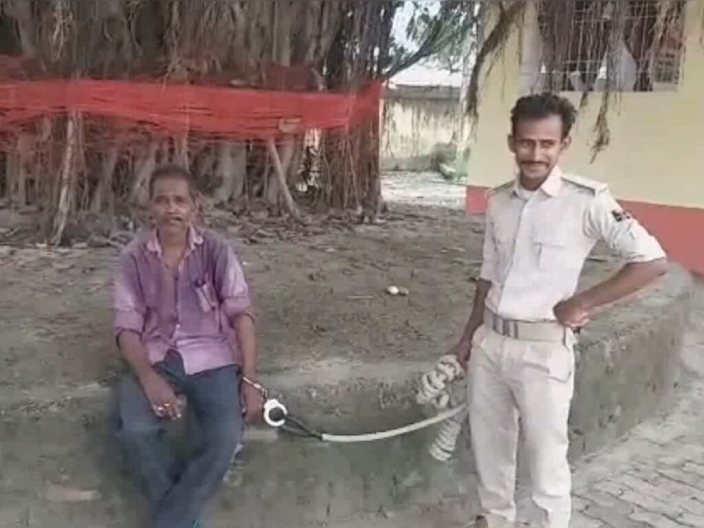 नशे में धुत सरकारी स्कूल के प्रधानाध्यापक जाते हैं बच्चे को पढ़ाने।