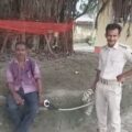 नशे में धुत सरकारी स्कूल के प्रधानाध्यापक जाते हैं बच्चे को पढ़ाने।