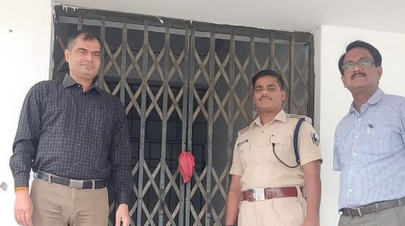डीएम व एसएसपी ने ईवीएम वेयर हाउस का किया निरीक्षण।