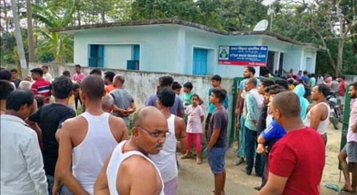 थम नहीं रही बैंक लूट की घटनाएं, ग्रामीण बैंक हथियार बल पर 9 लाख की लूट।
