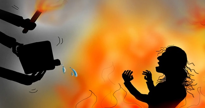 मानवता हुई शर्मसार आर्मी जवान ने अपनी पत्नी और बच्चे को जिंदा जलाया।