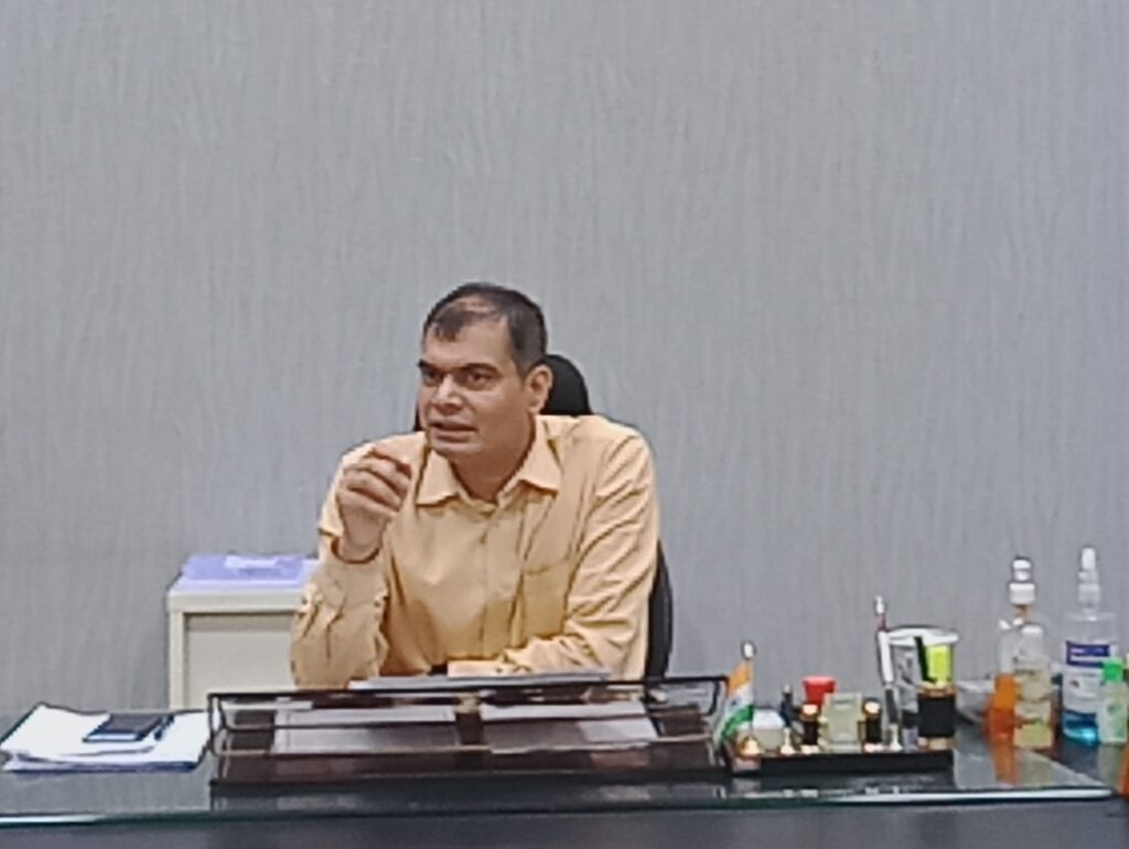 विभिन्न योजनाओं के लिए जिलाधिकारी ने की भू- अर्जन कार्य की समीक्षा।