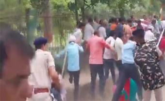 पटना में किसान सलाहकारों पर लाठीचार्ज।