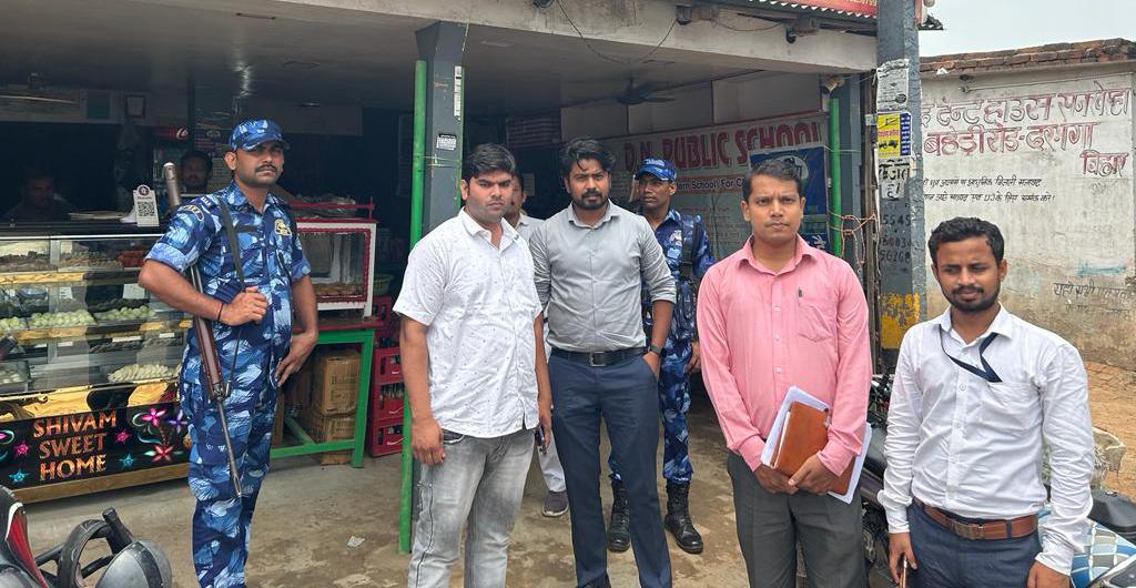 बहेड़ी बाज़ार स्थित संत टी स्टॉल, झझरी चौक से दो बाल श्रमिकों को कराया गया विमुक्त।