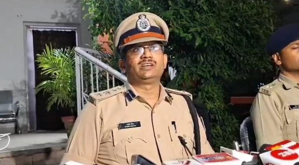 लाठीचार्ज के मामले में पुलिस का बड़ा बयान, प्रदर्शकारियों ने पुलिस पर फेंके थे मिर्ची पाउडर।