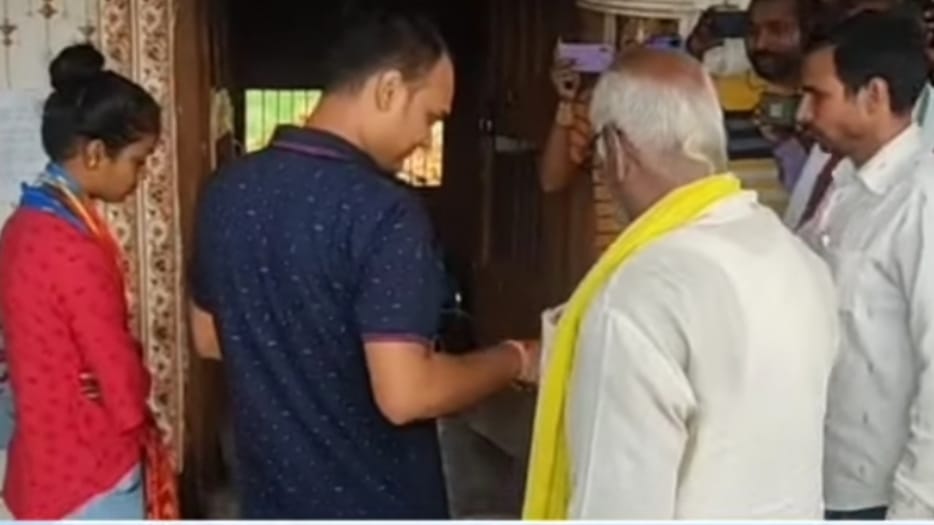 लगमा के भूषण और रासियारी की अर्चना का प्रेम चढ़ा परवान तो ग्रामीणों ने मंदिर में करा दी शादी।