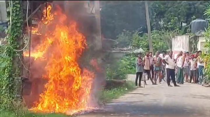 ट्रांसफार्मर में लगी रही भीषण आग, लेकिन जेई ने नहीं उठाया फोन।