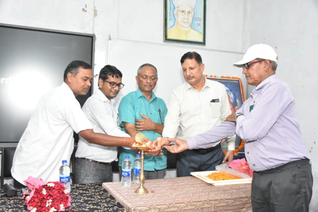 पुस्तकालय एवं सूचना विज्ञान संस्थान में आयोजित हुआ दीक्षारम्भ कार्यक्रम।