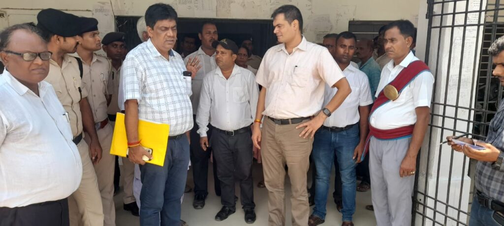 जिलाधिकारी ने बहादुरपुर अंचल कार्यालय का किया निरीक्षण, खाली सरकारी जमीन का दाखिल खारिज करने का दिया निर्देश।