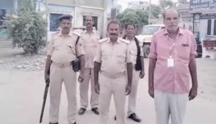 थाने से 500 मीटर की दूरी पर शराब तस्करों ने पुलिस जवान को उतारा मौत के घाट।
