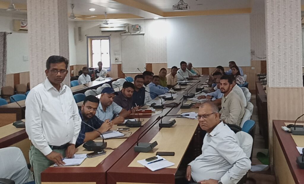 डीएम ने की बाढ़ पूर्व तैयारियों की।समीक्षा।