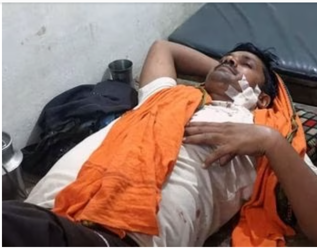 बदमाशों ने बैंक से 10 मिनट में लूट लिए ₹14 लाख, एक ग्राहक को चाकू भी मारा।