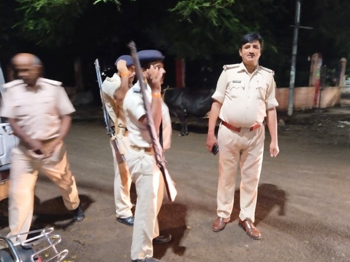 बाइक सवार तीन बदमाशों ने दो युवक को दौड़ा कर मारी गोली, घायल युवकों का चल रहा ईलाज।