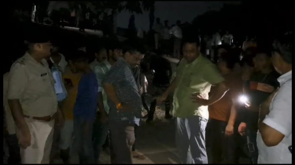 युवक की गला रेतकर हत्या, जांच में जुटी पुलिस।