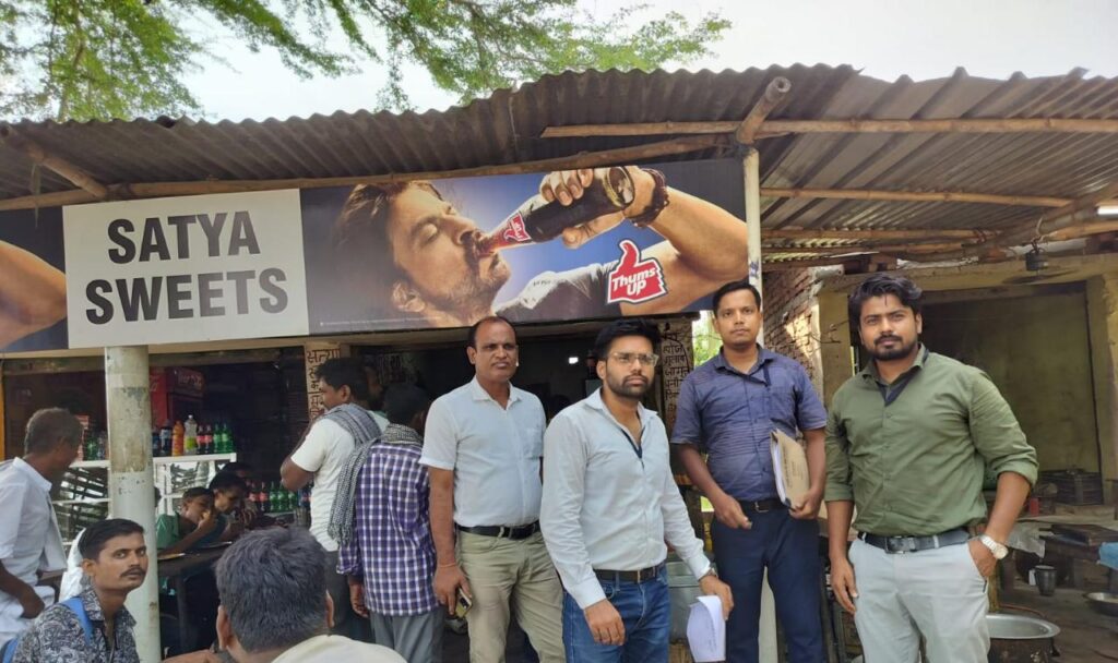 श्रम विभाग के धावा दल द्वारा दो बाल श्रमिकों को कराया गया विमुक्त।