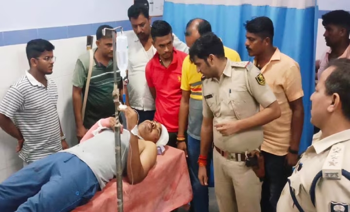 महादलित बस्ती में शराब तस्कर के विरुद्ध छापेमारी के लिए गई पुलिस टीम पर हमला।