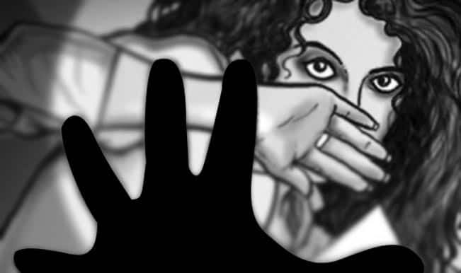 अचेतावस्था में मिली किशोरी, गैंगरेप की आशंका; फेंक कर भाग रहे युवकों में से दो को लोगों ने पकड़कर पीटा