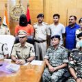 रिटायर्ड दरोगा के घर से मिला हैंड ग्रेनेड सहित हथियारों का जखीरा, आर्मी जवान पर हथियार मुहैया करने का आरोप।