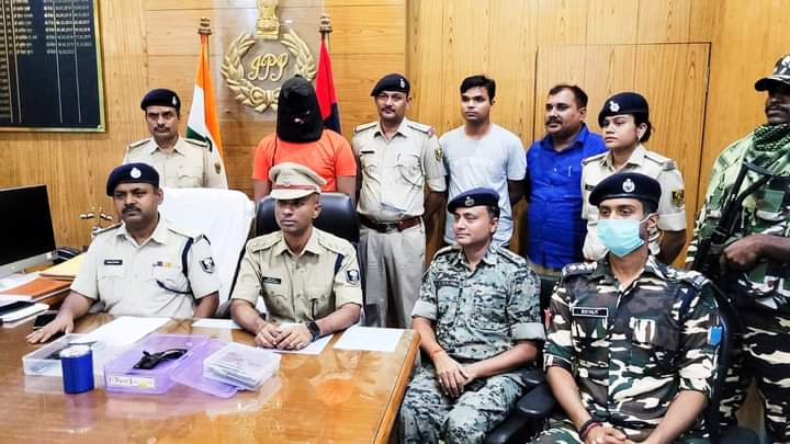 रिटायर्ड दरोगा के घर से मिला हैंड ग्रेनेड सहित हथियारों का जखीरा, आर्मी जवान पर हथियार मुहैया करने का आरोप।