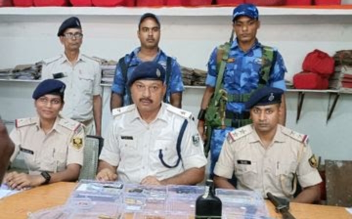 जेडीयू के पूर्व नेता के घर छापेमारी, हथियार-कारतूस मिले, ड्रग्स भी बरामद, पार्टी का झंडा लगा गाड़ी भी जब्त।