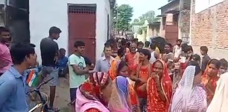 विश्वविद्यालय थाना क्षेत्र में फंदे से लटकी मिली नृत्य के शिक्षक की लाश, मौके पर पहुंची पुलिस कर रही है जांच।