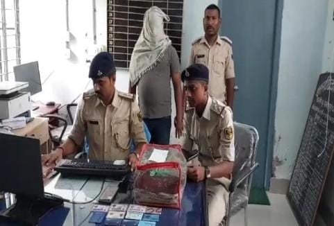 फर्जी दरोगा ने एक दर्जन SI से की ठगी, गिरफ्तार:3 साल से राजगीर पुलिस एकेडमी में भी जा रहा था, वर्दी और ID कार्ड बरामद।