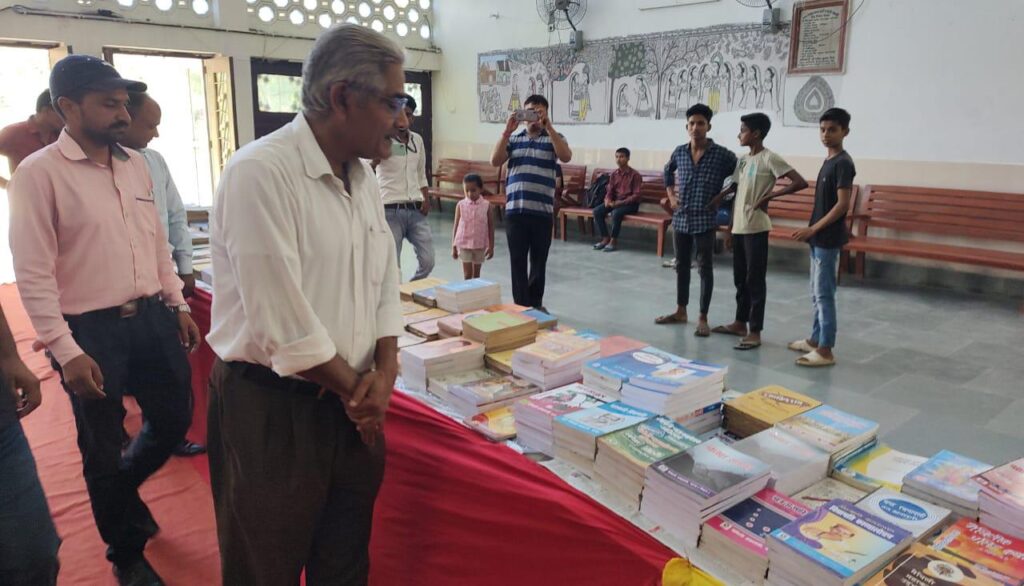 चंद्रधारी संग्रहालय एवं पोथी घर के संयुक्त तत्वावधान साप्ताहिक पुस्तक प्रदर्शनी का हुआ शुभारंभ।