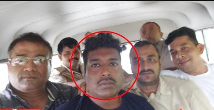 रेप केस में से नाम हटाने के लिए थानेदार ले रहा था बीस हजार रुपया घुस, निगरानी की टीम ने किया गिरफ्तार।