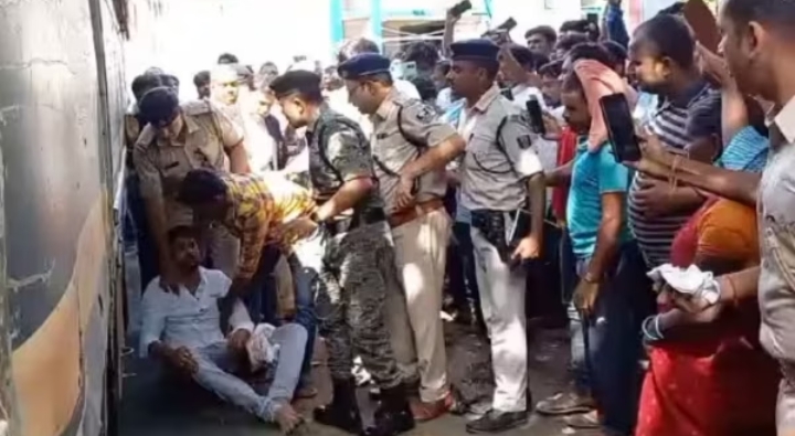 कोर्ट परिसर में फायरिंग, पेशी के लिए आए 2 लोगों को मारी गोली।