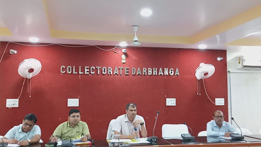 संभावित बाढ़ आपदा को लेकर जिलाधिकारी ने की समीक्षा बैठक।
