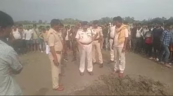 लोमड़ी के मंडराने से खुला हत्या का राज, पुलिस ने जमीन खोदकर निकाला शव।
