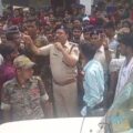 परीक्षा सेंटर पर एक छात्र की अचानक मौत, अक्रोषित लोगों ने जमकर किया तोड़फोड़।