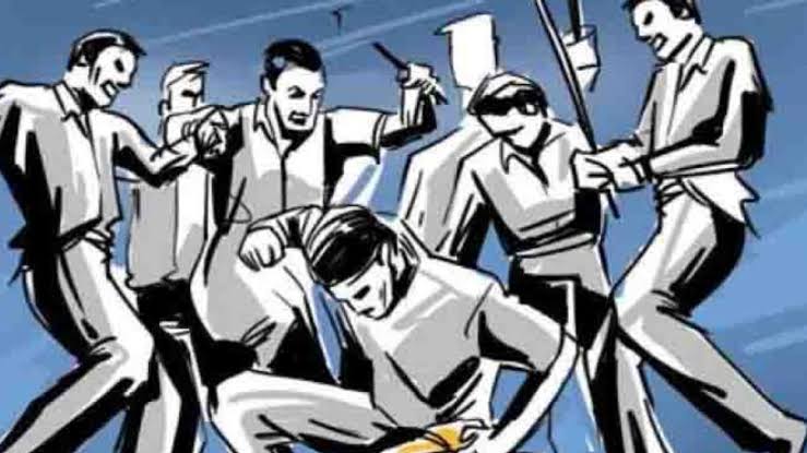 प्रेमी युगल को प्यार करना पड़ा महंगा, भरी पंचायत में दोनों की ग्रामीणों ने कर दी बेरहमी से पिटाई।