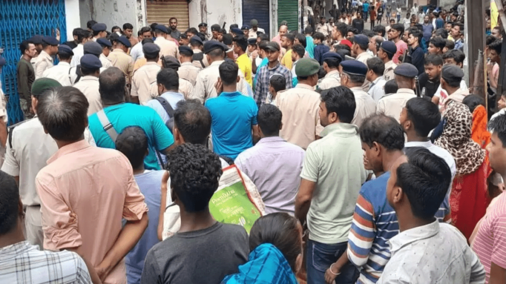 आपसी रंजिश में दो बदमाशों ने युवक को मारी गोली, आक्रोशित लोगों ने सड़क जाम कर किया प्रदर्शन।