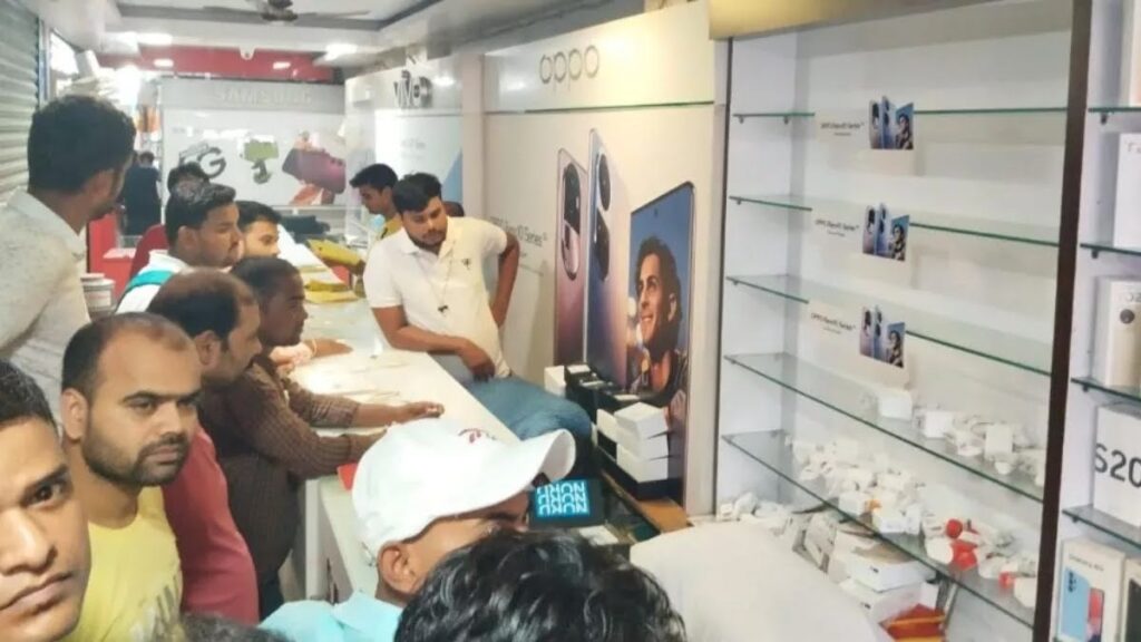 पुलिस की चाक चौबंद व्यवस्था के बीच बदमाशों ने दिया घटना को अंजाम, शटर काटकर की लाखों के मोबाइल की चोरी।