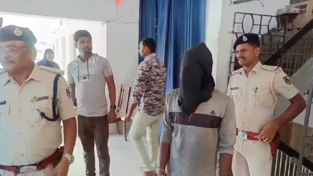 बदला लेने के चक्कर में युवती की फोटो कर दी वायरल, युवक को पुलिस ने किया गिरफ्तार।
