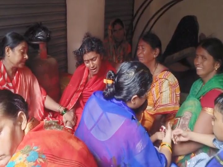 मेले में गए युवक की चाकू गोदकर बदमाशों ने की हत्या, परिजन कर रहे मुआवजे की मांग।