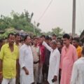 किसान की धारदार हथियार से बदमाशों ने की हत्या, बचाने आई मां को भी किया जख्मी।