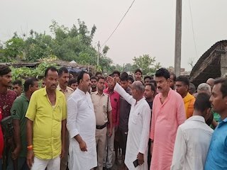 किसान की धारदार हथियार से बदमाशों ने की हत्या, बचाने आई मां को भी किया जख्मी।