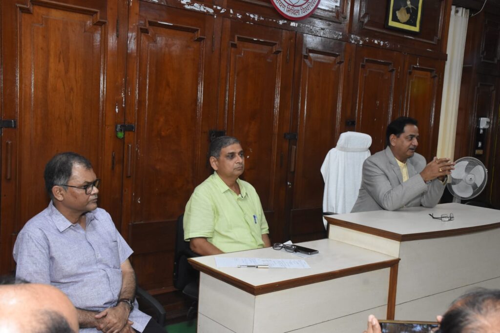 लनामिवि के कुलपति प्रोफेसर एस पी सिंह की अध्यक्षता में स्नातकोत्तर विभागाध्यक्षों की बैठक आयोजित।