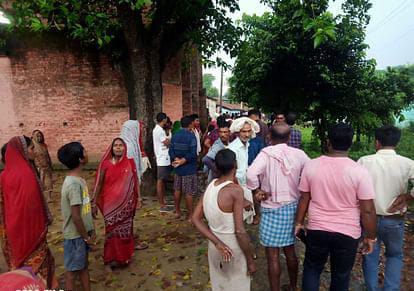बदमाशों ने घर में घुसकर किया युवक का अपहरण, महिला के विरोध करने पर किया घायल।
