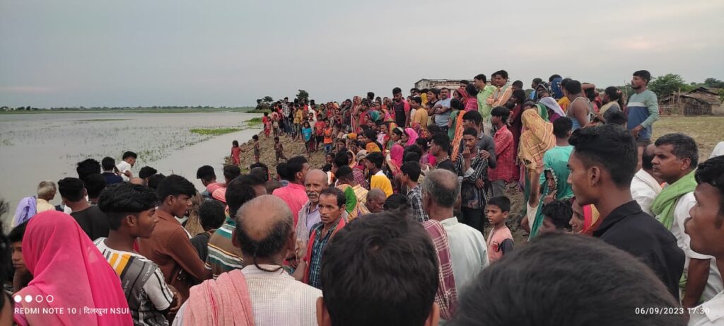 तेज आंधी के कारण पलटी नाव, दो महिलाओं की मौत, तीन बच्चे लापता।