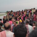 तेज आंधी के कारण पलटी नाव, दो महिलाओं की मौत, तीन बच्चे लापता।