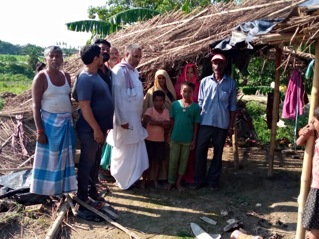 बुधवार की शाम हुई तेजआँधी व वर्षा के करण दर्जनों घर क्षतिग्रस्त हो गया